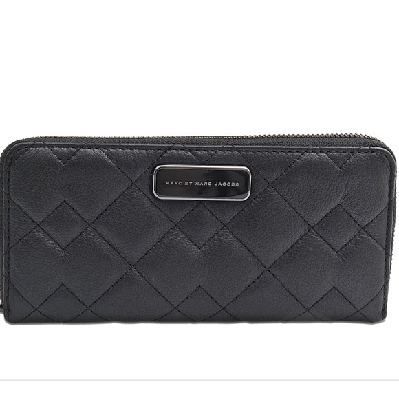 Marc Jacobs Handbags - Marc Jacobs Leather wallet!